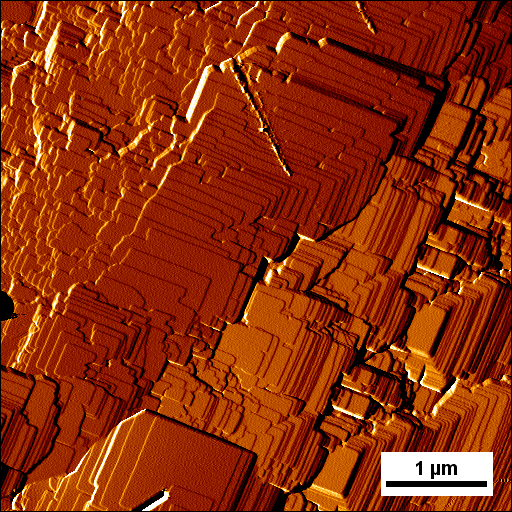 AFM-afbeelding van het oppervlak van een UTL-type zeoliet. Het oppervlak is bezaaid met terrasachtige structuren, wat verklaard kan worden door een ‘genese en proliferatie’-groeimechanisme.