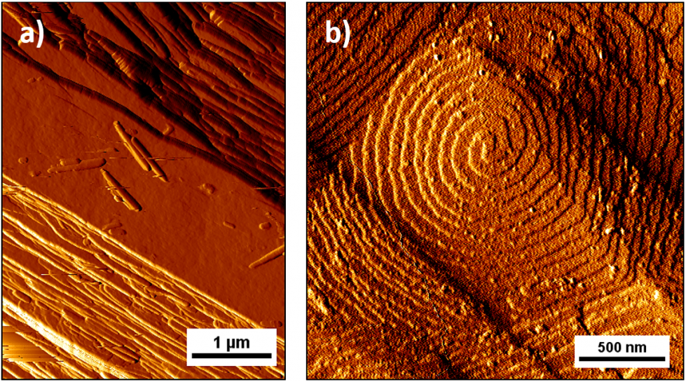 AFM-afbeelding van het a) gelaagde oppervlak van een MER-type zeoliet gesynthetiseerd bij 90°C en b) spiraalvormig oppervlak bekomen vanuit een synthese bij 175°C.