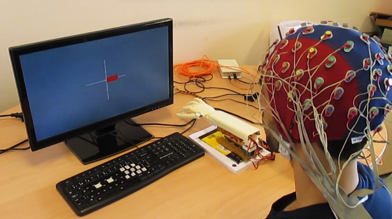 Na een training sessie is de brein-computer interface klaar om je gedachten in bewegingen van de robothand om te zetten