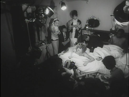 Een scène uit de film toont de cast en crew aan het werk.