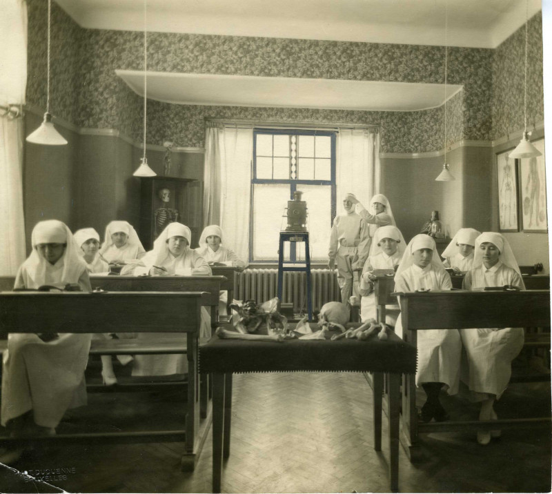 Kandidaat-verpleegsters in de school van dokter Depage (Archief Belgische Rode Kruis, Brussel)