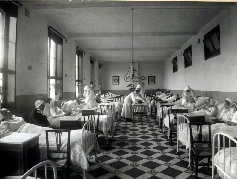Verpleegkundige zorg door de Zusters van Liefde in een hospice in Gent (Archief Zusters van Liefde, Gent)