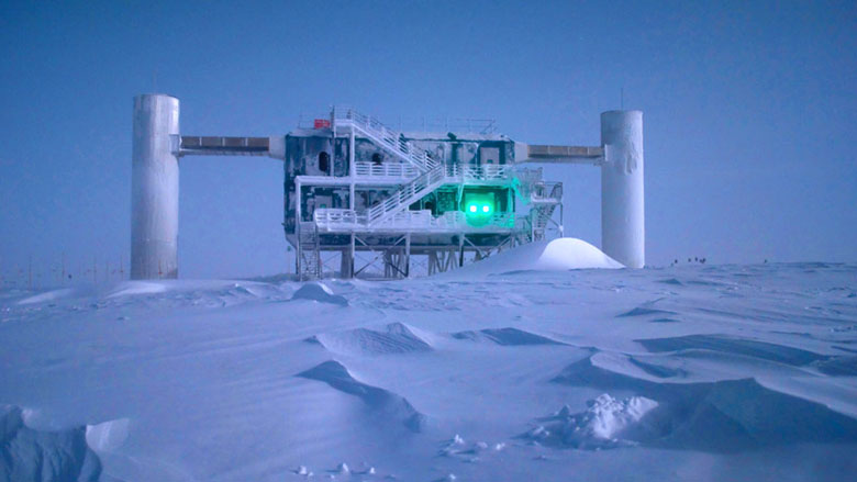 IceCube lab bovenop de IceCube detector dat zich diep in het ijs bevindt, bron: www.wisconsinacademy.org