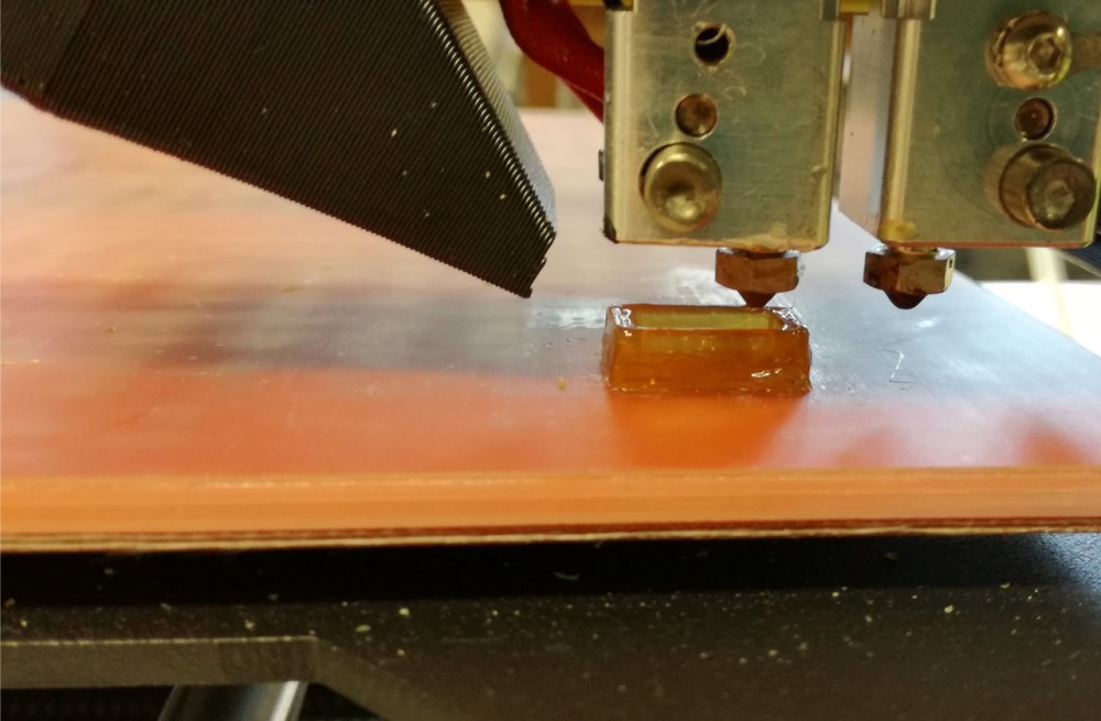 Een zelfherstellend robotonderdeel wordt met een 3D-printer geprint.