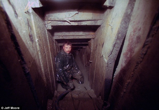 Johan Vandewalle in een tunnel die hij zelf ontdekte 