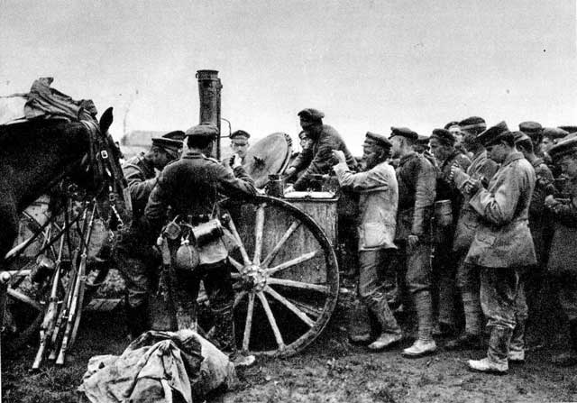 De 'Locomotif à soupe' met hongerige soldaten 