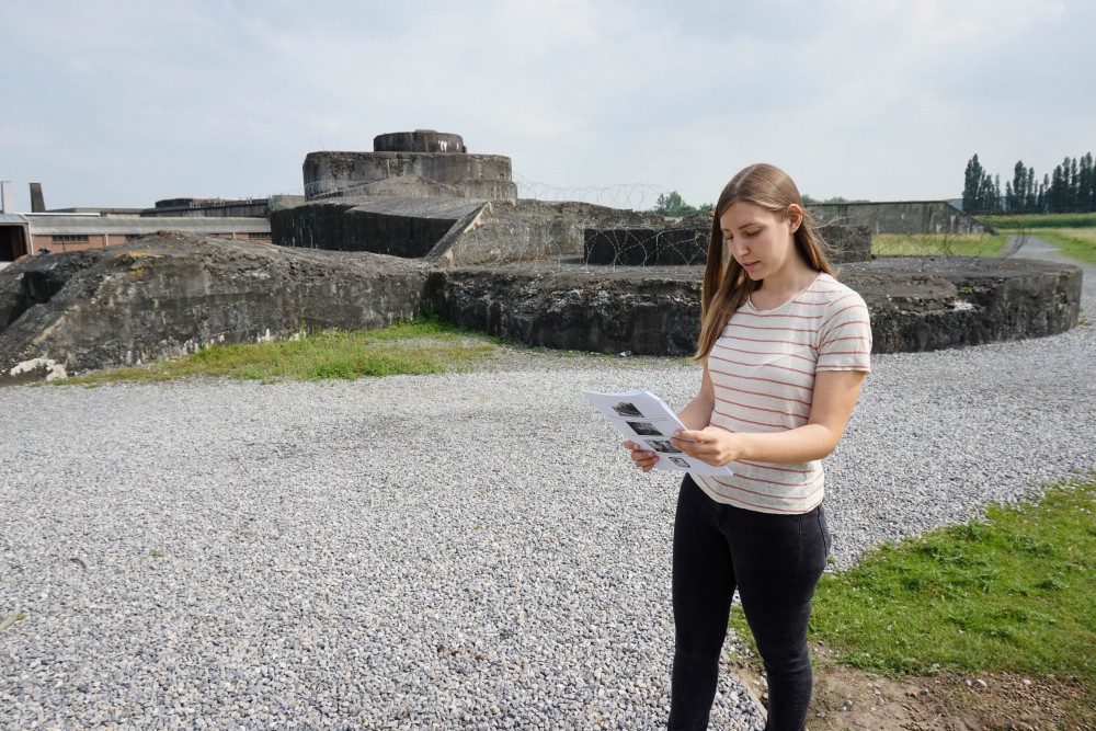 Afbeelding van een persoon die het stappenplan leest bij het Fort van Breendonk