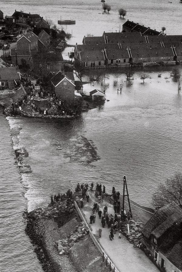 Een dijk breekt in Den Bommel, Zuid-Holland als gevolg van de Watersnoodramp van 1953. (Beeldarchief Rijkswaterstaat, 1953)