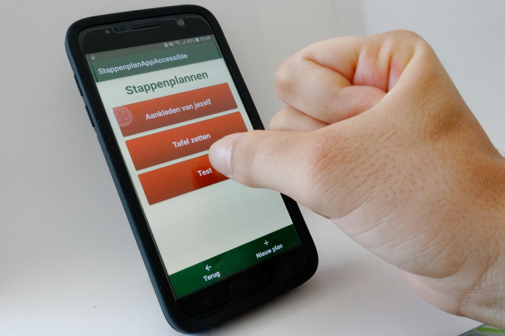 Gebruik van smartphone door iemand met een verminderde functie van de hand