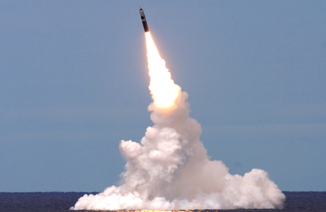 Een Trident II ballistische raket wordt vanuit een onderzeeër afgevuurd.