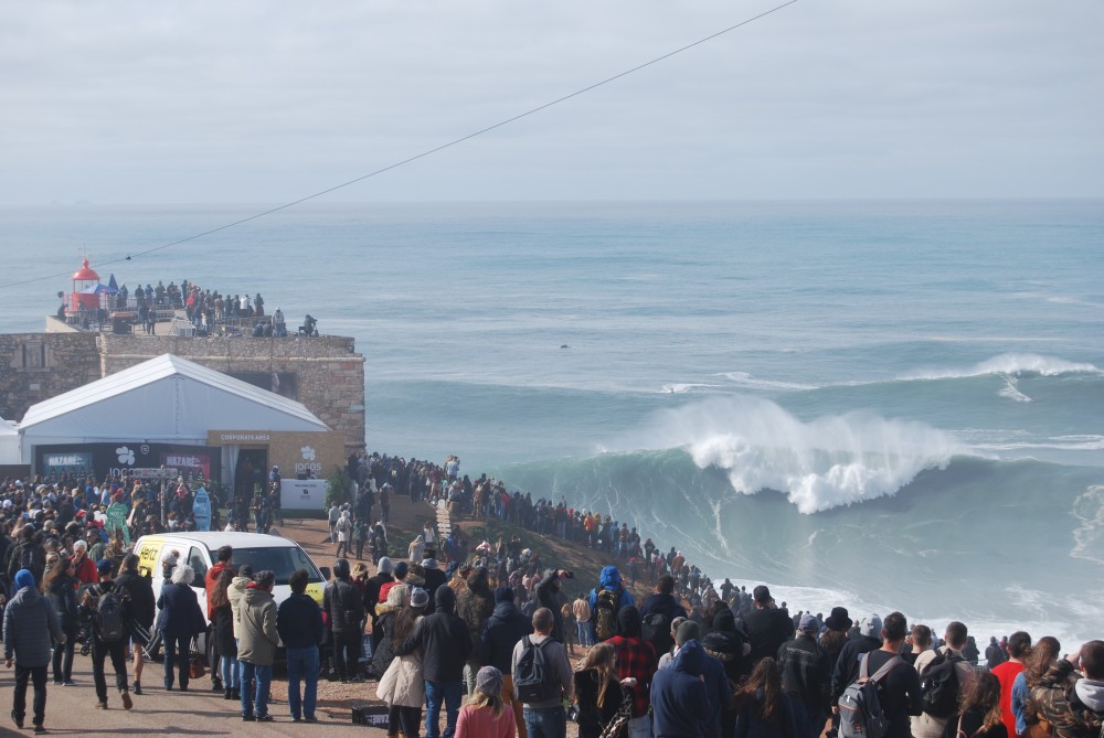 Nazaré Tow Surfing Challenge lokt veel toeschouwers op de kliffen, 11 februari 2020 