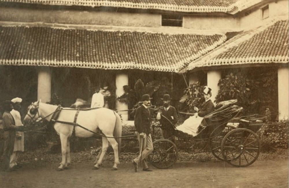 Brits koppel voor hun huis in Brits-Indië (1875)