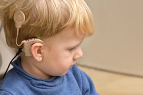 Kleuter met cochleair implantaat (Shutterstock.com)