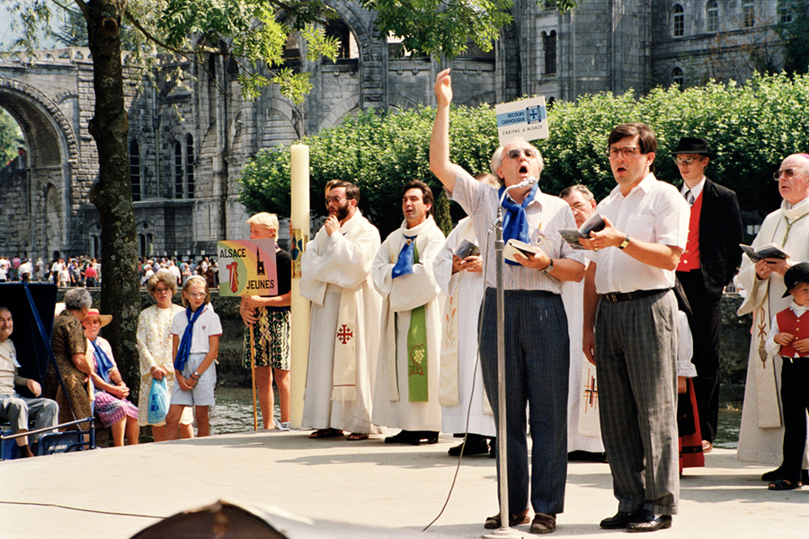 Ria Pacquée, Madame going on Pilgrimage to Lourdes, 1989. Performance, Lourdes.