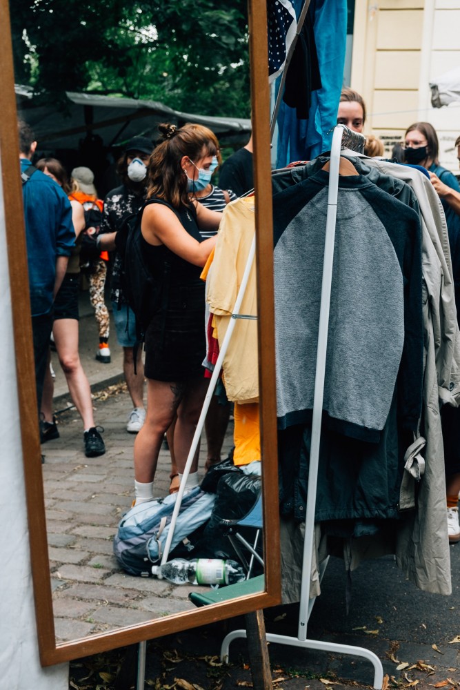 mirror-reflects-shoppers-with-face-mask