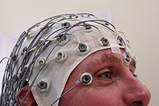 Man draagt een muts met daaraan EEG-elektrodes bevestigd