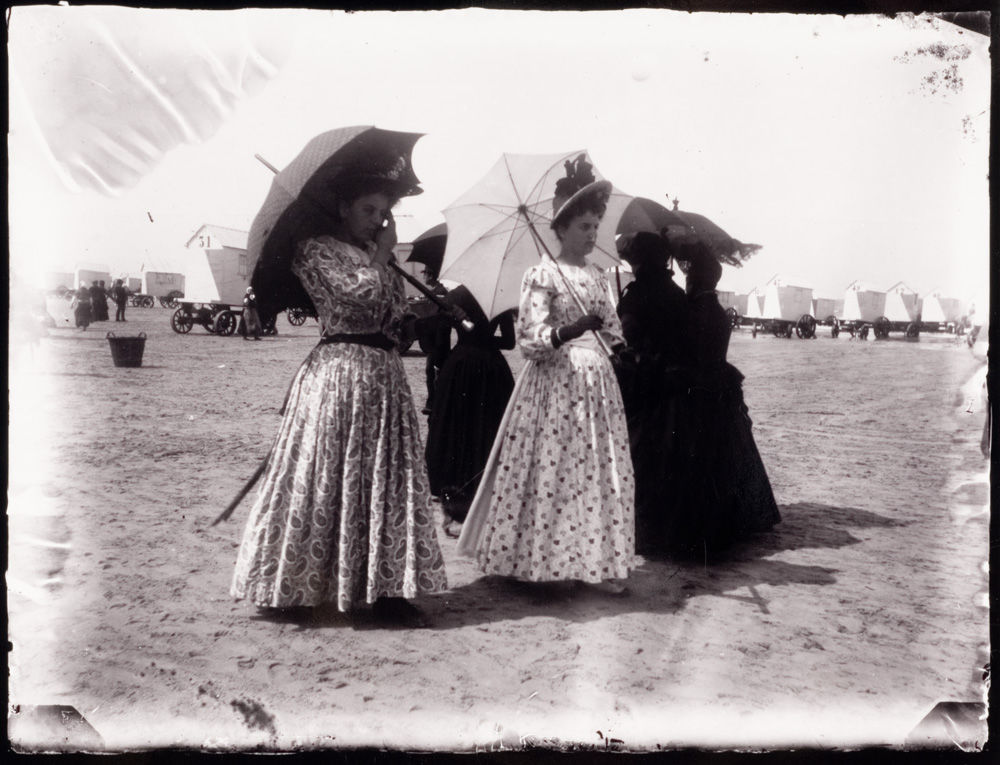 Vrouwen met parasol op het strand van Oostende, rond 1900. Beeldbank Kusterfgoed.