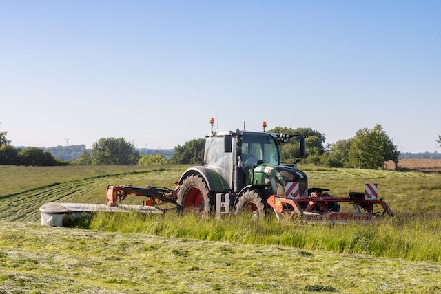 Tractor maait grasland (© Mirko Fabian - Pexels)