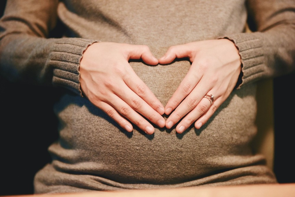 Afbeelding van zwangere vrouw met handen op de buik