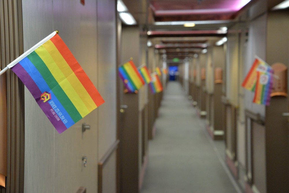 Een schoolgang met regenboogvlaggen aan de deuren