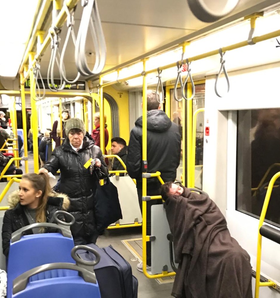Slapende dakloze in de metro