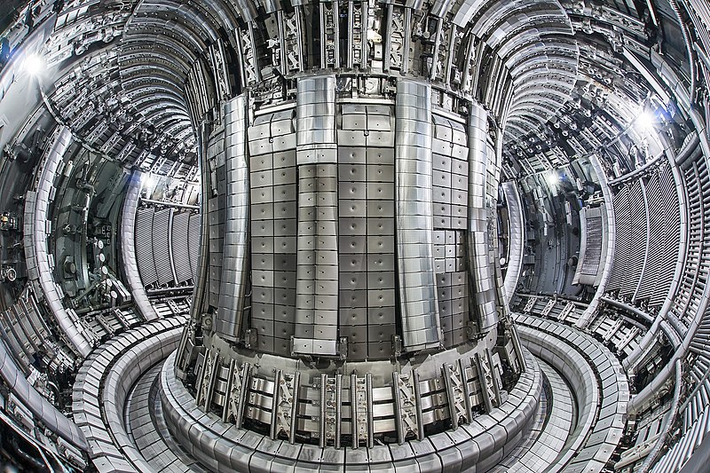 De binnenkant van de JET tokamak reactor. De buitenwand die beschadigd wordt door ELMs is zichtbaar.