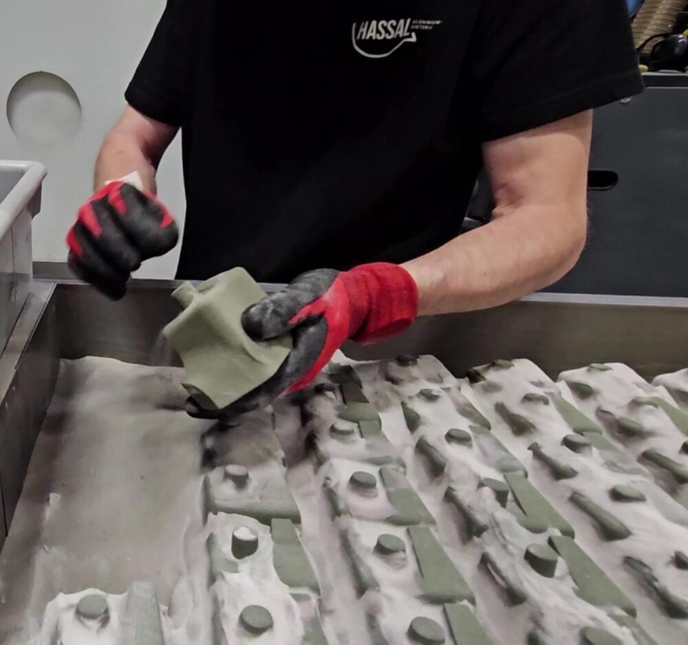 Het werk zoals het vroeger ging: met de hand, kern per kern.
