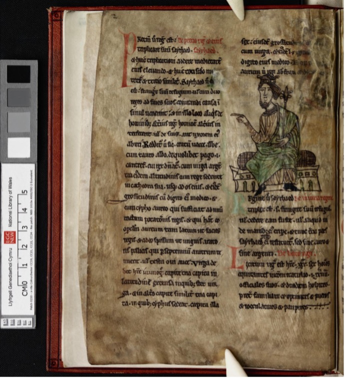 Folio met een miniatuur van Hywel de Goede uit een Latijnse manuscript van Cyfraith Hywel (Peniarth MS 28, mid-13de eeuw). Momenteel bewaard in en gedigitaliseerd door de Nationale Bibliotheek van Wales.