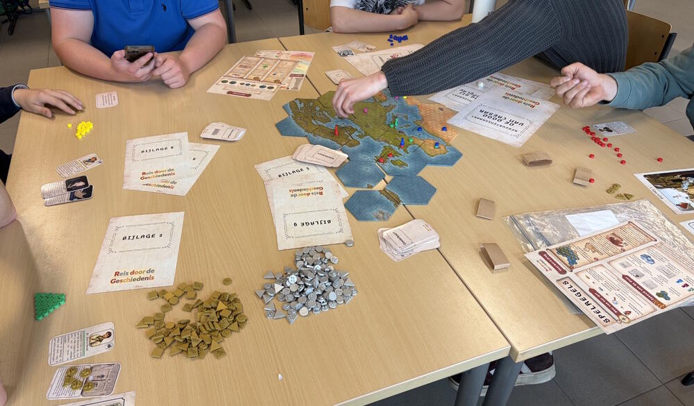 Leerlingen spelen het spel, 'Reis door de Geschiedenis'.