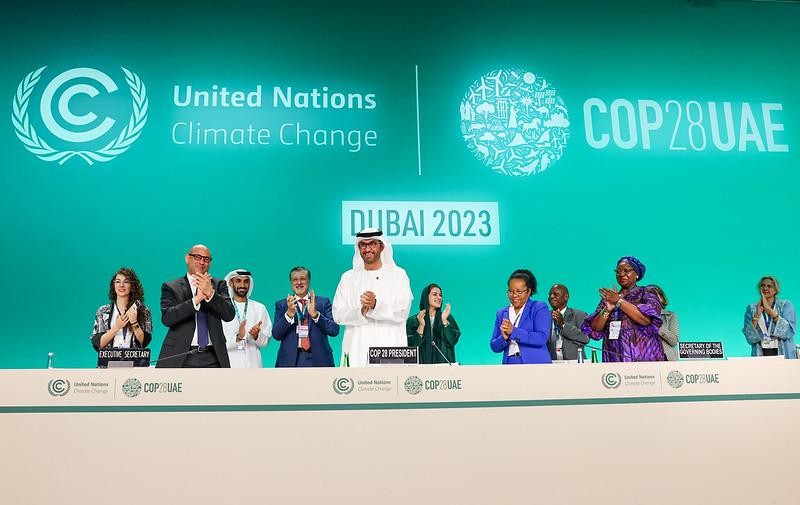 Sultan Al Jaber opent COP28 in Dubai, waar opnieuw geen bindend akkoord gesloten wordt.