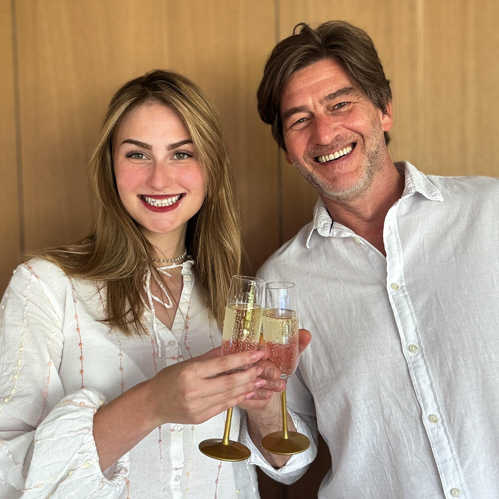 Vader en dochter met champagne