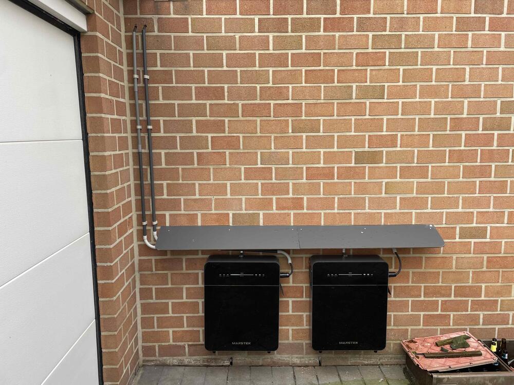 Installatie van batterijen bij het gezin van zeven.
