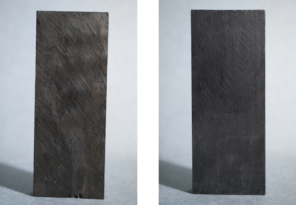Voorbeeld van een testbank voor ebbenhout-imitatie gebaseerd op een historische recept. Één plank is ebbenhout en de andere is een imitatie. (Testbanken gemaakt door Bergmans en De Boeck, zie thesis)