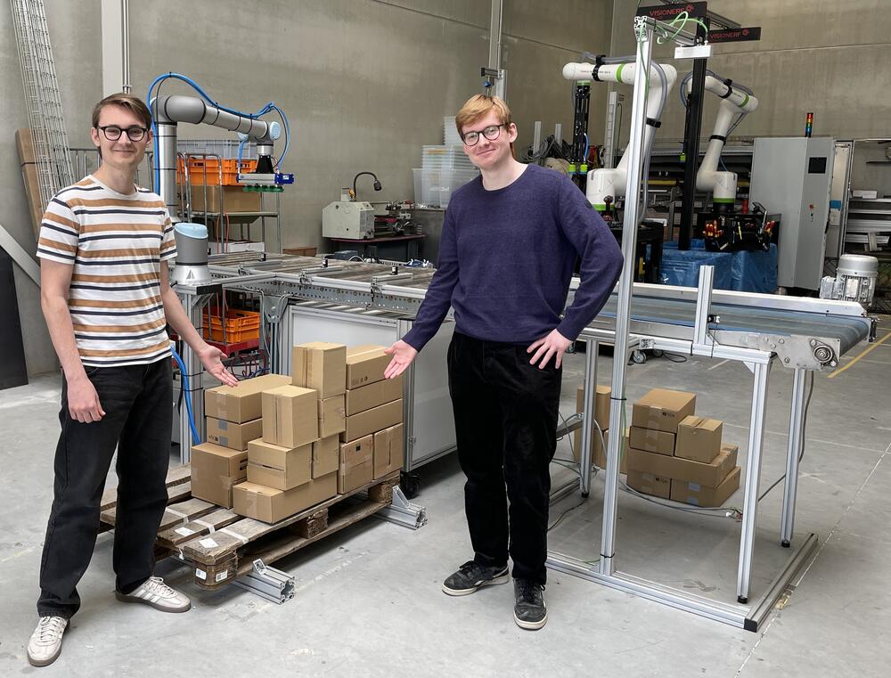 Succesvolle stapeling van dozen door de robotarm