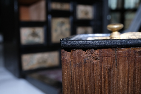 Lade uit een kabinet met zwarte profiellijsten - zijprofiel. DIVA Antwerpen (inv. S58/66) 