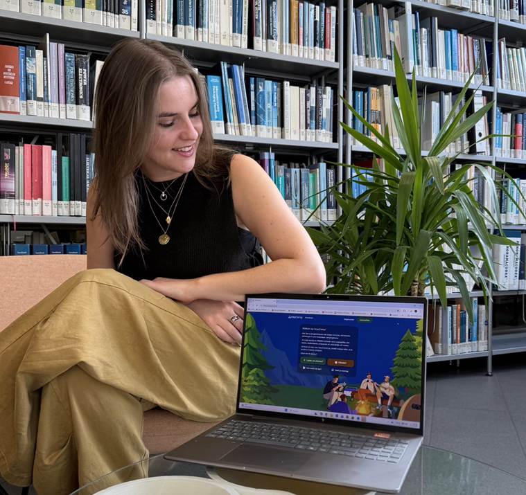 Tine Vervloet met ArrayCamp, het leerspel dat ze voor haar thesis bouwde. De kampeerwereld maakt arrays minder abstract.