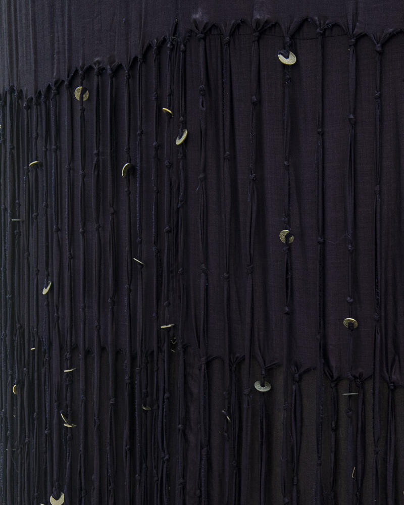 Detail van de indigo melhfa's met de oude munten. Foto: Yasmin Gheisari.
