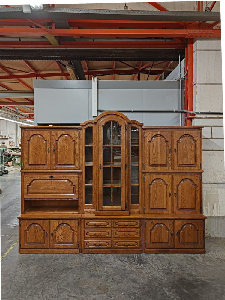 De 1-2-3 was het populairste wandprogramma van Mintjens. Dankzij verschillende modules, van barmodule en (gebogen) vitrine tot opbergkast en ladenblok, kon je eenvoudig je eigen kast samenstellen.